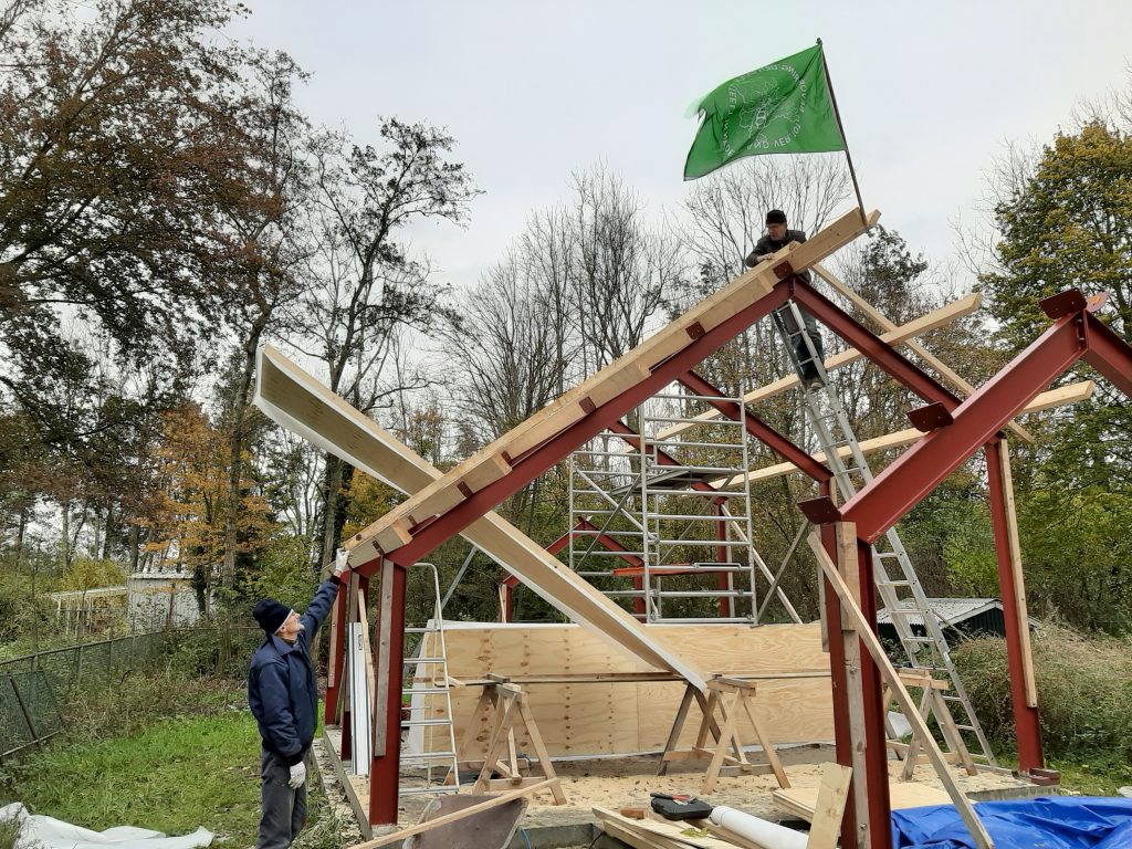 Het dak gaat erop